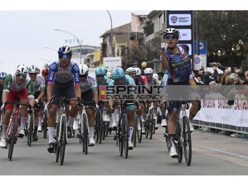 tuttobiciweb_it's tweet photo. Esulta una nostra Professional al #GiroDiSardegna
La terza tappa è del serbo #Rajovic del #TeamSolutionTechNIPPORali che in volata a Tortolì precede #Donati e #Penalver
A partire da #Zanoncello la restante top-10 è italiana
https://t.co/W2B8Q2XCPO https://t.co/9kgSCAmX77