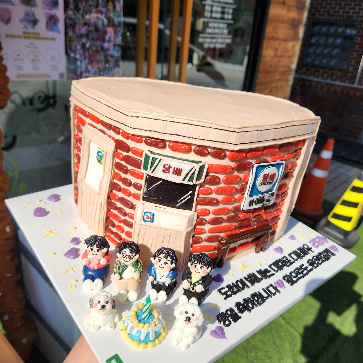 은호, 가람이, 해진이, 세브란스, 꼬물이, 꼬순이까지 옹기종기 다 모여서 귀여움 6배 상승한 케이크🎂 오빠가 맘에 들어해서 다행이야🥹 마지막까지 생일 축하해💜

#31번째_생일에도_여전히_러블리키
#RICKYWELOVEYOO
#HAPPYRICKYDAY
#틴탑리키 #유창현 #TEENTOP #RICKY