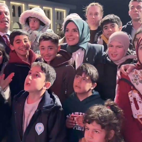 NUH_Kemal_'s tweet photo. Aile Bakanımız Mahinur Özdemir Göktaş, devlet okulunda okuyan çocuklarla ilahi söyledi.
Ne ka güsel..(!)
Gözlerim doldu taştı...!
Ancak kendisi Hem Belçika hem de Türk vatandaşı.
Çocukları İmam Hatip’te değil, Ankara’daki Lycée Français Charles de Gaulle’de okuyor.
Çok ilginç! https://t.co/pSj9JAFupY