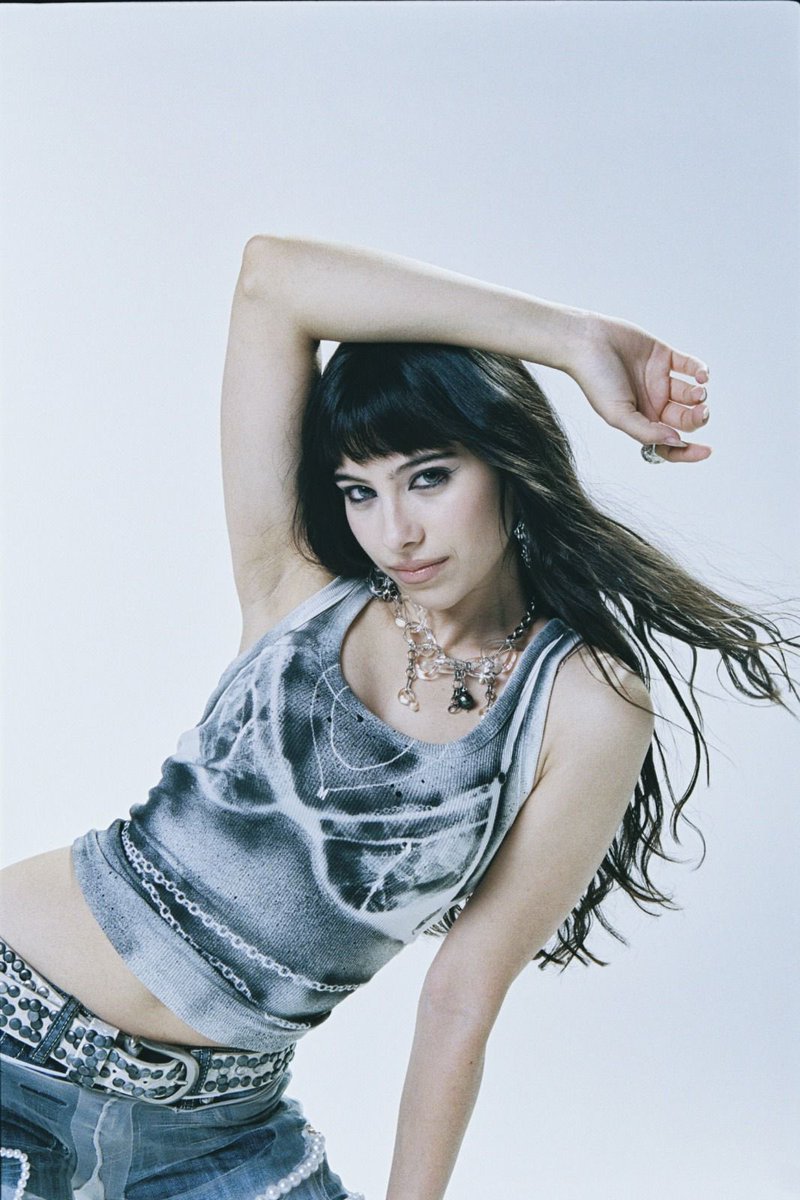 M E L A N I tweet media