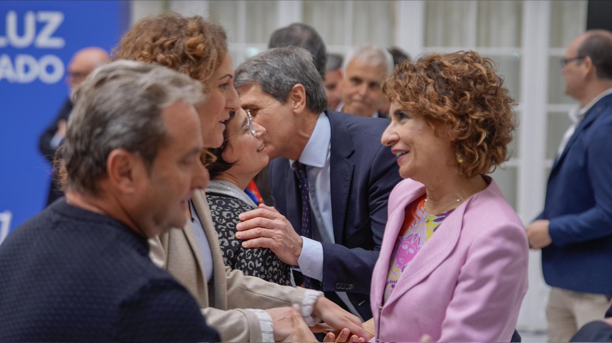 Reunión muy productiva con el sector primario andaluz y las organizaciones sindicales. No vamos a parar hasta recuperar la normalidad tras las borrascas. El campo es uns prioridad de Estado.