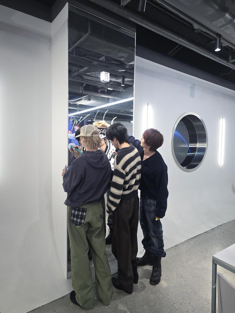 QQQ 1st MINI ALBUM [QtoresQ]
#케타포코엑스 POP-UP STORE DAY 2💙

QQQ 멤버들의 방문 전격 공개⚡

여러분을 위해서 
#케타포코엑스 에 깜짝 방문한 QQQ 멤버들💙

QQQ 팝업 스토어에 멤버들이 남기고 간
흔적을 찾아 보세요💙

조심하세요📢
행복에 눈물이 앞을 가릴 수도 있습니다‼️

#QQQ #KB