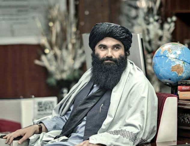 خلیفه صاحب مبارک حفظه الله 
جنګ بدر کې رسول الله صلی الله علیه وسلم سره د ۵۰۰۰ملائکو د ټولي وعدهشوې وه، خو بیا هم رسول الله صلی الله علیه وسلم د الله د نصرت او الله په وړاندې عاجزي ښودلو لپاره اوږده دعا وکړله
مطلب غافله کېږی مه احساساتو څخه مه متاثره کېږئ، خاص په مادیاتو تکیه