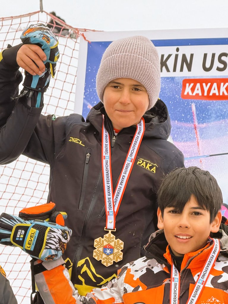 IooOnerler's tweet photo. Türkiye Kayak Federasyonu Alp Disiplini U 12 Yarışmasında Öğrencimiz Mehmet SEVİNDİK 1.olmustur. 
Öğrencimiz ve Ailesini Kutlar
Başarılar Dileriz.                    🇹🇷🇹🇷👏👏👏🇹🇷🇹🇷
@drazizyeniyol @CorluMem @hete61 @eyup5967 https://t.co/FUb4cpZPAB