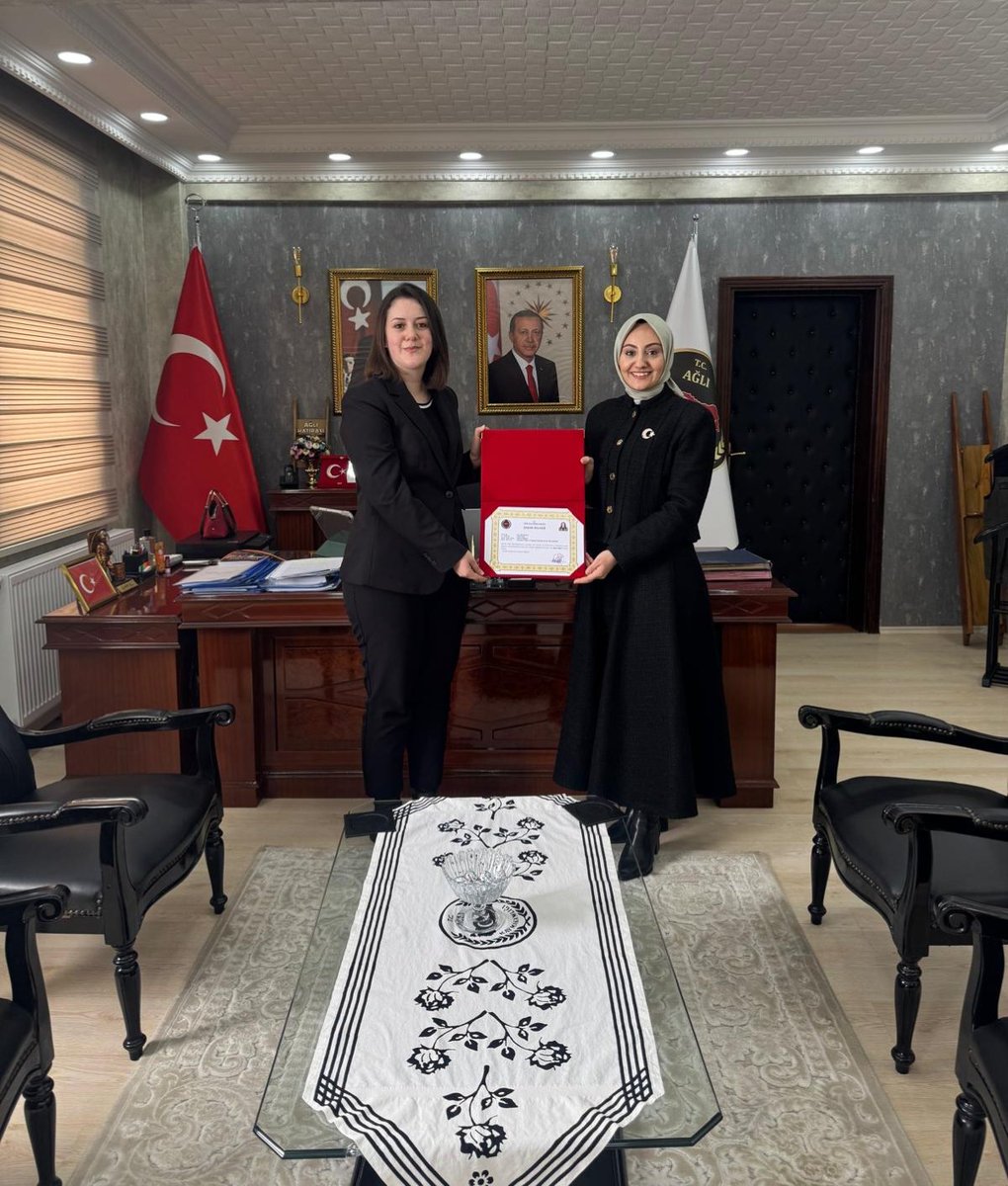 📌İlçe Nüfus Müdürlüğümüzde görev yapan Esra TIRPANOĞLU’na, özverili ve başarılı çalışmalarından dolayı başarı belgesi; Kaymakamımız Sn.Büşra ÇELEBİ tarafından takdim edilmiştir.
Kendisine görevinde başarılarının devamını diliyoruz.