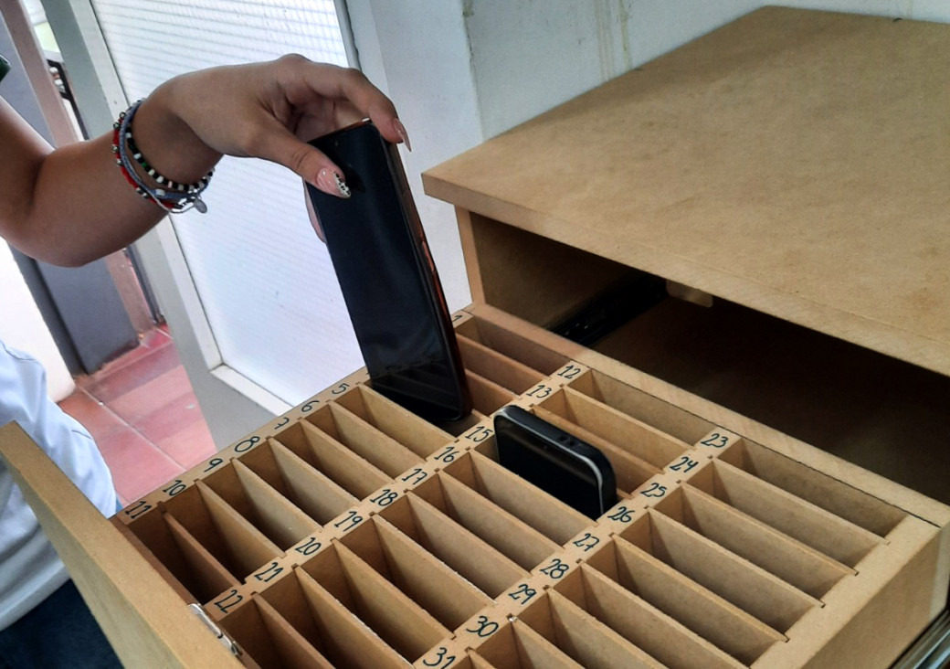 UNCUYO's tweet photo. 📌Celulares en el aula: conocé de qué se trata la "caja de guardado" que implementará una de nuestras escuelas.

El CUC estableció nuevas pautas para optimizar la concentración, el encuentro entre pares y el bienestar integral de toda la comunidad. 
📲 https://t.co/5ISDyl025w https://t.co/0vQPBmfc8G
