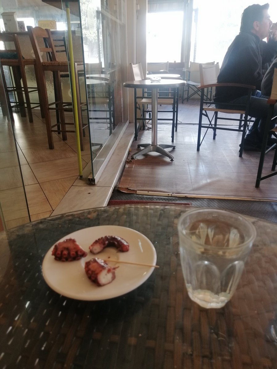 Κερασμένο το τσίπουρο στον ποιητή μας, φώναξε ένας θαμώνας. ( το χταποδάκι είναι από φίλο ψαρά 😇) 
Έμπλεξα..