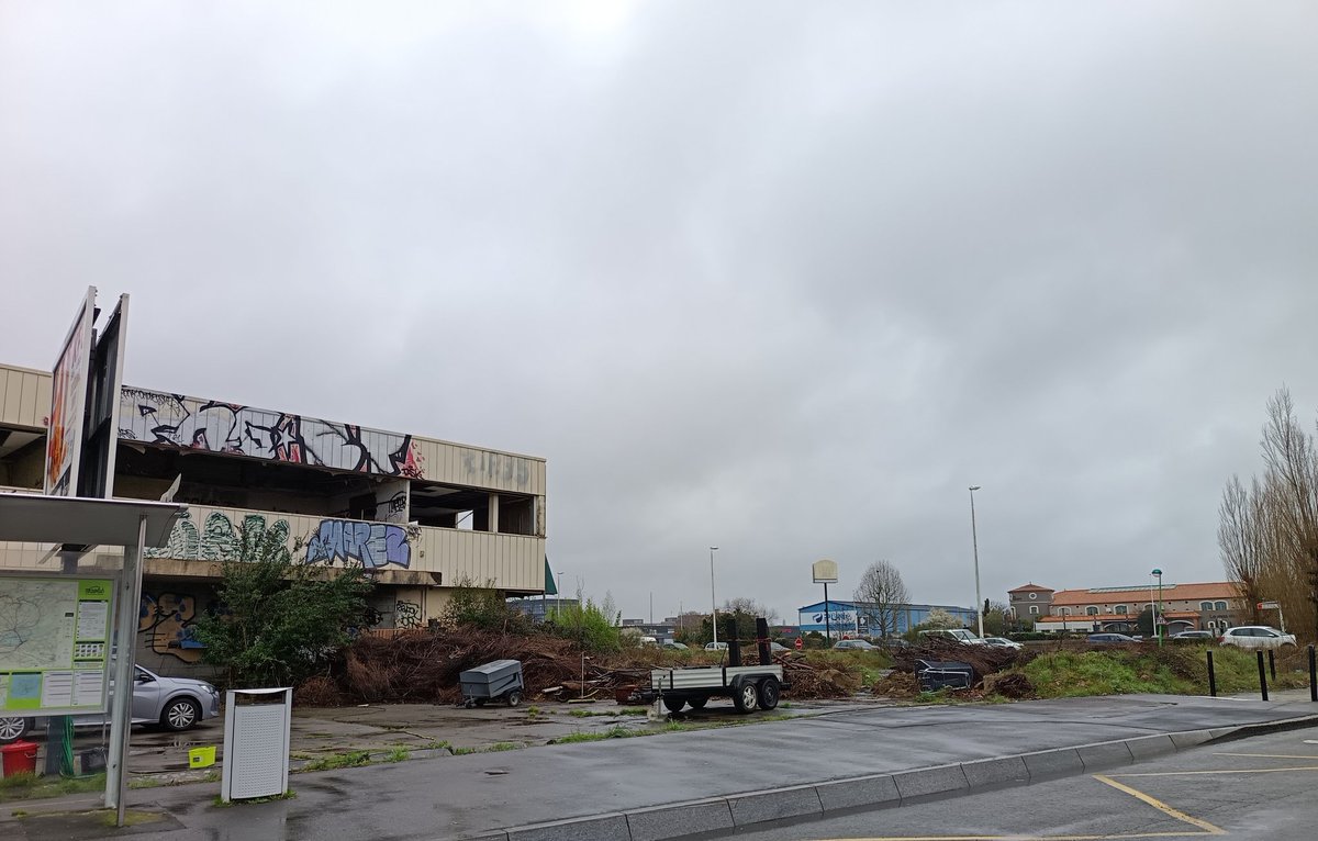 La déprime cette zone d'Atlantis, à quelques pas du Zénith de "Nantes" (qui est donc à St Herblain) et d'un immense centre commercial refait à neuf avec une immense verrière. Tout autour ça n'est que désolation, ruines, déchets. Des années que ça dure et ne fait qu'empirer.
