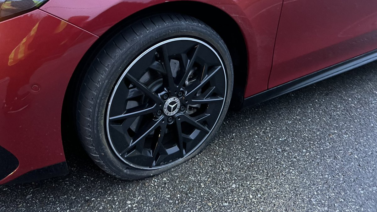 Es inconcebible que en una autovía como la A6 tengamos baches tan peligrosos y sin identificar como los del túnel de la A6 en Baralla, Lugo. Según la grua, más de 20 coches afectados en la última semana. <a href="/oscar_puente_/">Óscar Puente</a> 

maps.app.goo.gl/fjzWoZC77ceov2…