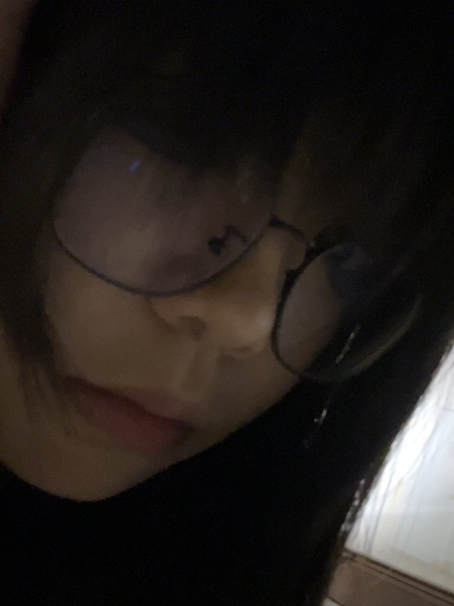 PengLottie's tweet photo. 我想找个地方抽根烟 https://t.co/RGMYe7WTQF