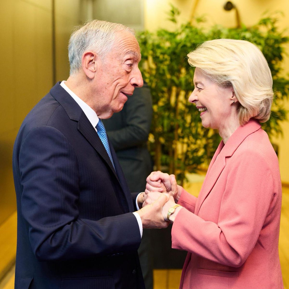 vonderleyen's tweet photo. Foi um prazer encontrar-me com @presidencia Marcelo Rebelo de Sousa no final do seu mandato.

Gostaria de lhe agradecer por ter liderado Portugal ao longo destes dez anos turbulentos. 

Representa o espírito democrático de Portugal.

Em momentos de serenidade, foi uma presença agregadora. Em tempos de crise, uma mão firme.

Da pandemia à tragédia dos incêndios florestais, esteve junto do seu povo, com proximidade e humanidade, ouvindo, confortando e tranquilizando.

A Europa beneficiou da sua sabedoria, da sua convicção e da sua humanidade.
