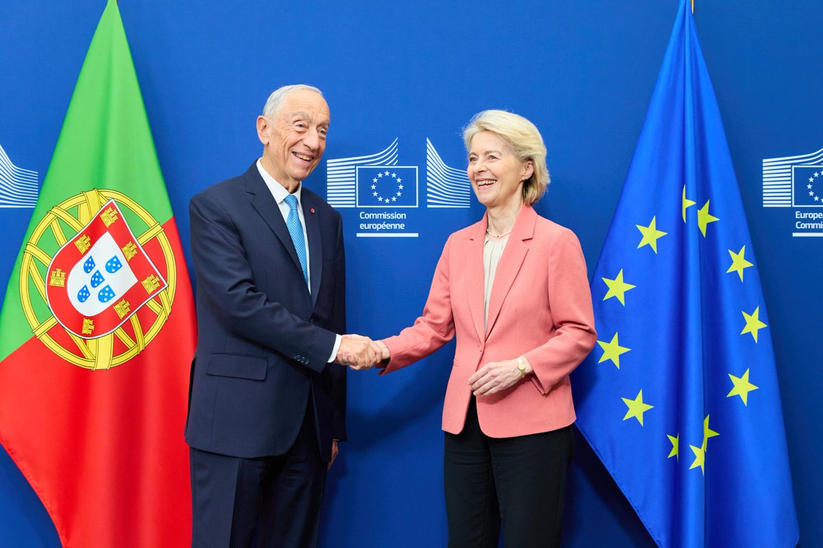 vonderleyen's tweet photo. Foi um prazer encontrar-me com @presidencia Marcelo Rebelo de Sousa no final do seu mandato.

Gostaria de lhe agradecer por ter liderado Portugal ao longo destes dez anos turbulentos. 

Representa o espírito democrático de Portugal.

Em momentos de serenidade, foi uma presença agregadora. Em tempos de crise, uma mão firme.

Da pandemia à tragédia dos incêndios florestais, esteve junto do seu povo, com proximidade e humanidade, ouvindo, confortando e tranquilizando.

A Europa beneficiou da sua sabedoria, da sua convicção e da sua humanidade.