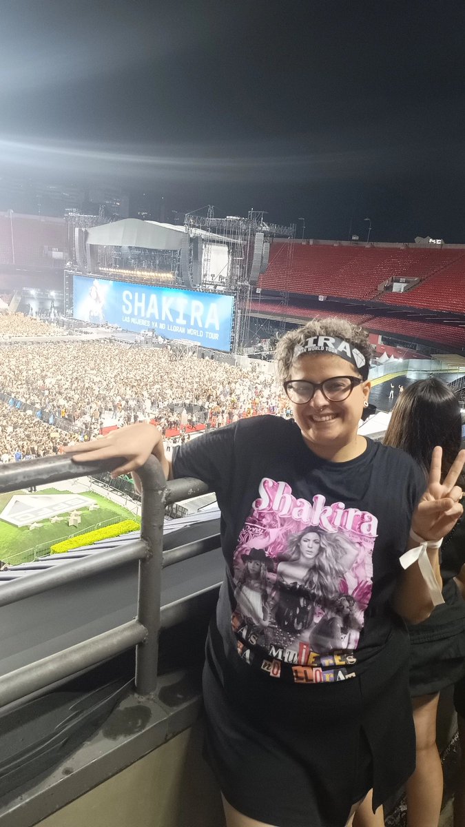 isabellelarie's tweet photo. Conheci a Shaki na infância, com mainha entrando atrasada na aula do curso de espanhol dela cantando: Estoy aquí... 
Todos riram, ela explicou que era uma música e depois me mostrou as músicas e eu me apaixonei! 

Ano passado, fui ao show em SP, mas... 🧵 https://t.co/anmQ62hqwk