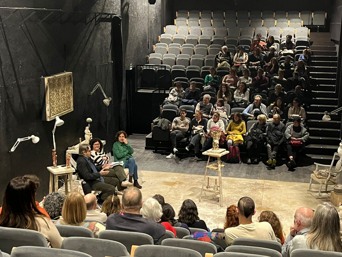 EspaiTexasBcn's tweet photo. Ahir vam tenir la sort de poder fer un col·loqui postfunció amb Ramon Madaula i Sílvia Soler (moderat per l'Elisenda Riera). Vam parla de família, herències, ficció i un munt de temes relacionats amb LOOP.

🎟️ Ens veiem al Texas? https://t.co/Z7DX3T7CXf https://t.co/6paWa0Stgo