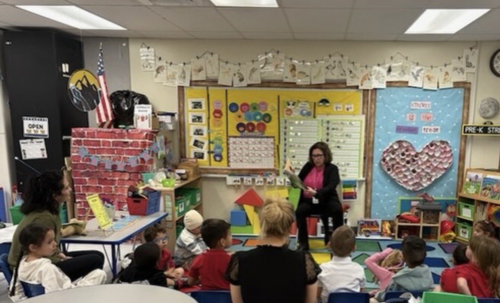 browardk12teach's tweet photo. So fun to #readfortherecord @Flamingo_ES π¦©π https://t.co/sHhfMAKe5A
