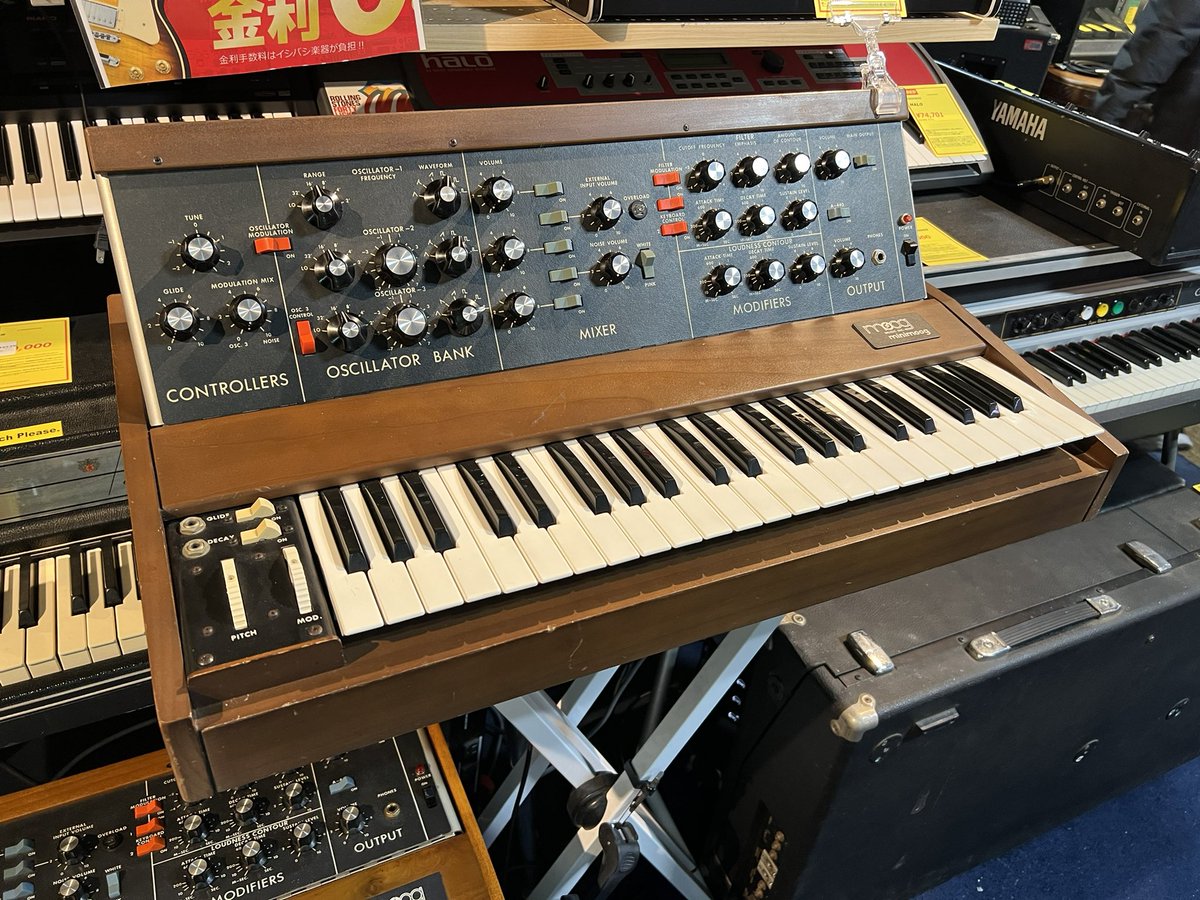 1484shibuya's tweet photo. アナログシンセの王様
MOOG 社のMINIMOOG!
後期型に加えて中期型も入荷しました!
中期型はbenderが乳白色になっているのが特徴。
貴重な2台!
どちらもイシバシ楽器渋谷店で
お試しできます!
#moog
#minimoog https://t.co/VY1seKUQX1