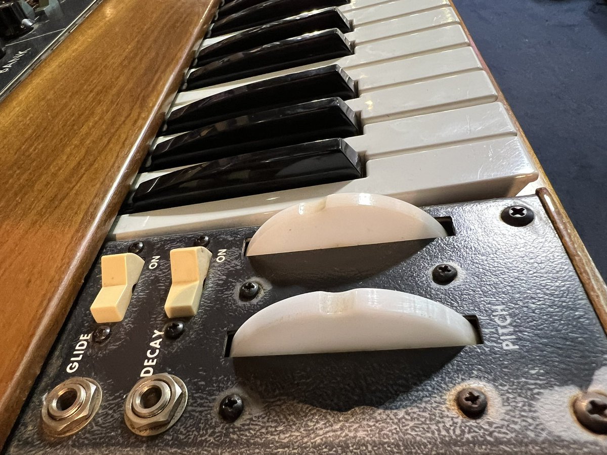 1484shibuya's tweet photo. アナログシンセの王様
MOOG 社のMINIMOOG!
後期型に加えて中期型も入荷しました!
中期型はbenderが乳白色になっているのが特徴。
貴重な2台!
どちらもイシバシ楽器渋谷店で
お試しできます!
#moog
#minimoog https://t.co/VY1seKUQX1