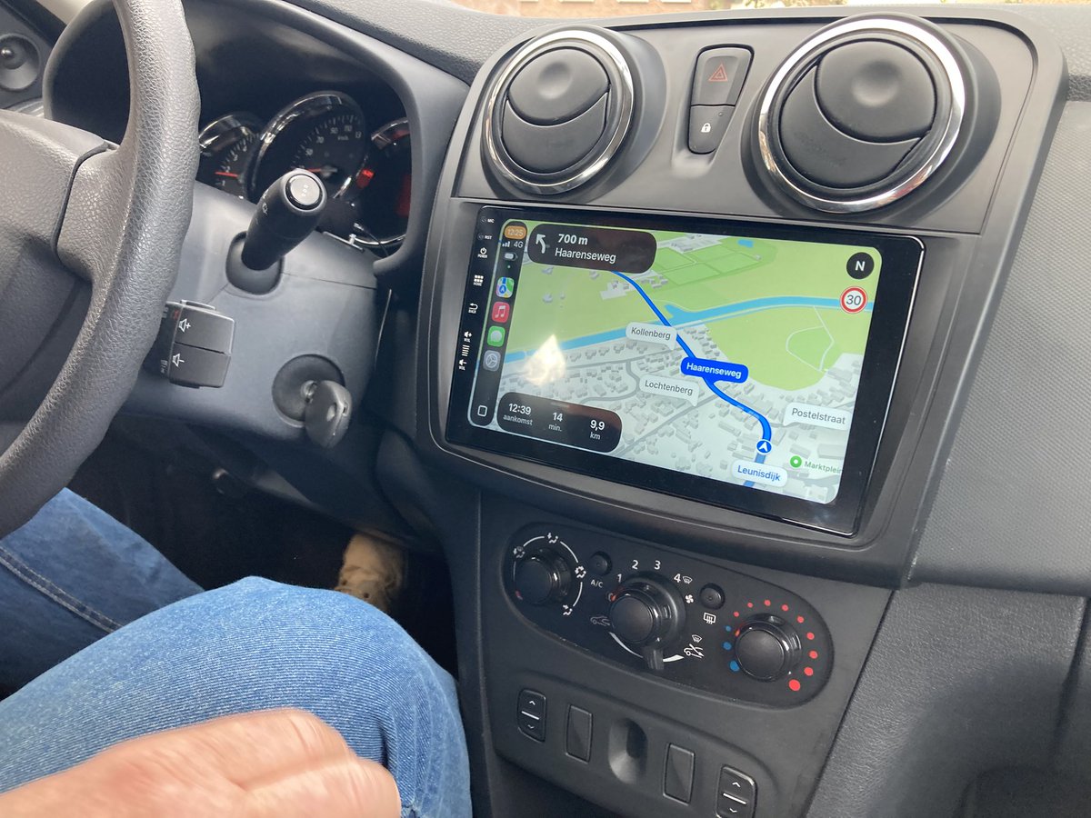 Mijn nieuwe auto is compleet. Op mijn oude dag kan ik nu ook, als een van de laatsten der mensheid, van Carplay genieten.