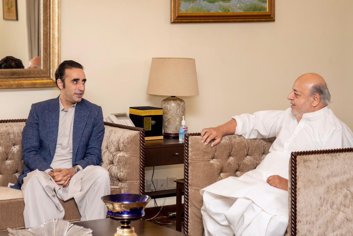 MediaCellPPP's tweet photo. چیئرمین پاکستان پیپلز پارٹی بلاول بھٹو زرداری کی سابق وزیراعلی سندھ ممتاز بھٹو کے صاحبزادے امیر بخش خان بھٹو سے نوڈیرو میں واقع بھٹو ہاؤس میں ملاقات
@BBhuttoZardari https://t.co/XsjeGUkv6E