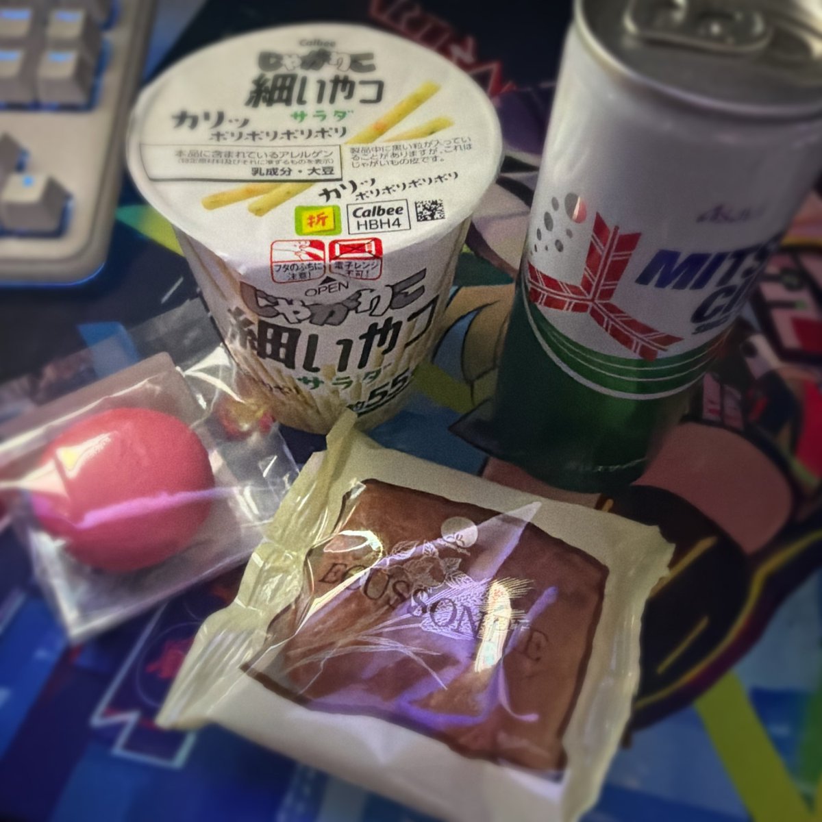 今日の映画鑑賞会のお供 🍿🍓🥧♡