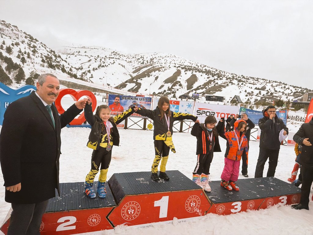 IooOnerler's tweet photo. Türkiye Kayak Federasyonu Alp Disiplini Minikler 2019 Yarışmasında Öğrencimiz Melike SEVİNDİK 1.olmustur. 
Öğrencimiz ve Ailesini Kutlar
Başarılar Dileriz.                    🇹🇷🇹🇷👏👏👏🇹🇷🇹🇷
@drazizyeniyol @CorluMem @hete61 @eyup5967 https://t.co/L8ZpGYlNpF
