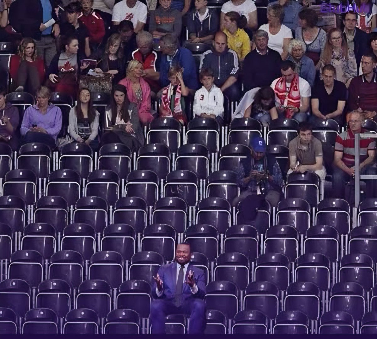 TheBarb81's tweet photo. @Queensberry @FrankWarren @TheCoopLive Turki getting his card out &amp; buying the first 10 rows like... https://t.co/jNeH8sD3mE