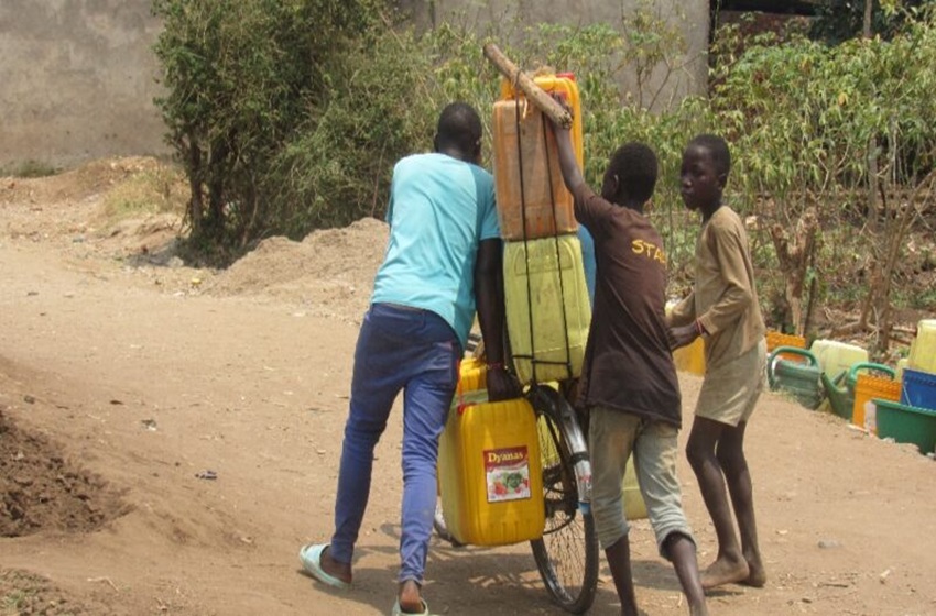 radio_rpa's tweet photo. Le quartier #Mirango frappé par une grave pénurie d’eau. La population n’est approvisionnée que deux jours par semaine depuis des mois.

➡️https://t.co/n2bKWi9gZS

#Burundi
@Bujaprov2025 
@Regideso_bdi https://t.co/8thlwHsZt1