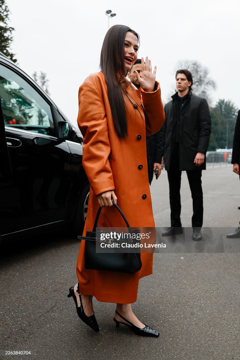 beckyfanclub05's tweet photo. โบกมือนิดเดียว ใจแอดก็ละลายล่ะ🫠

@Tods @AngelssBecky @beckyentofc 

REBECCA AT MFW WITH TODS
#BeckyxTodsFW26
#MFW26xBecky https://t.co/qyweR4y9vT