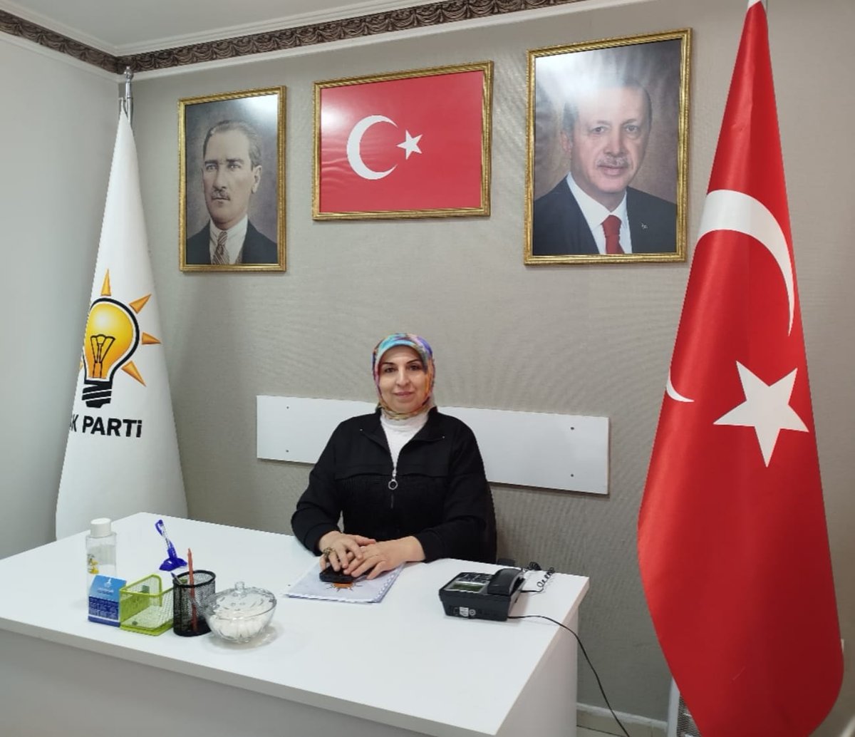 ✔️ Günlük Olarak Tuttuğumuz Nöbetlerimizle Siz Değerli Vatandaşlarımızın Hizmetinizdeyiz.
☕️ Bekliyoruz.
Bugün AK Parti Pursaklar İlçe Teşkilat Nöbetçimiz İlçe Yönetim kurulu Üyemiz Hacer ALTUNTAŞ’tır.
⏰ 10:30-18:00 
Soru görüş ve önerileriniz için
☎️ 03123289333