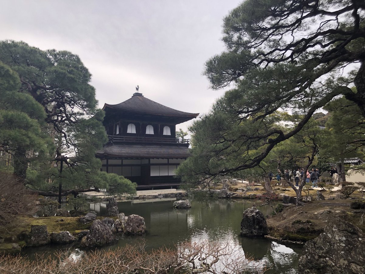 慈照寺銀閣 元々足利義政の別荘だったものを寺とした場所となります。銀閣が建てられたのは室町幕府のいわば暗黒期となるので、黄金期に建てられた金閣 ...