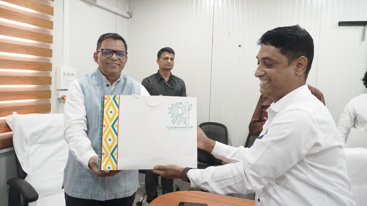 दुर्गम व आदिवासी भागातील युवक-युवतींना #विज्ञान_व_तंत्रज्ञानाच्या माध्यमातून शाश्वत उपजीविकेच्या संधी उपलब्ध करून देण्याच्या ध्येयाने कार्यरत असलेल्या विज्ञान व तंत्रज्ञान संसाधन केंद्र (STRC) चा १२वा वर्धापनदिन गोंडवाना विद्यापीठ, गडचिरोली येथे नुकताच उत्साहात साजरा करण्यात आला