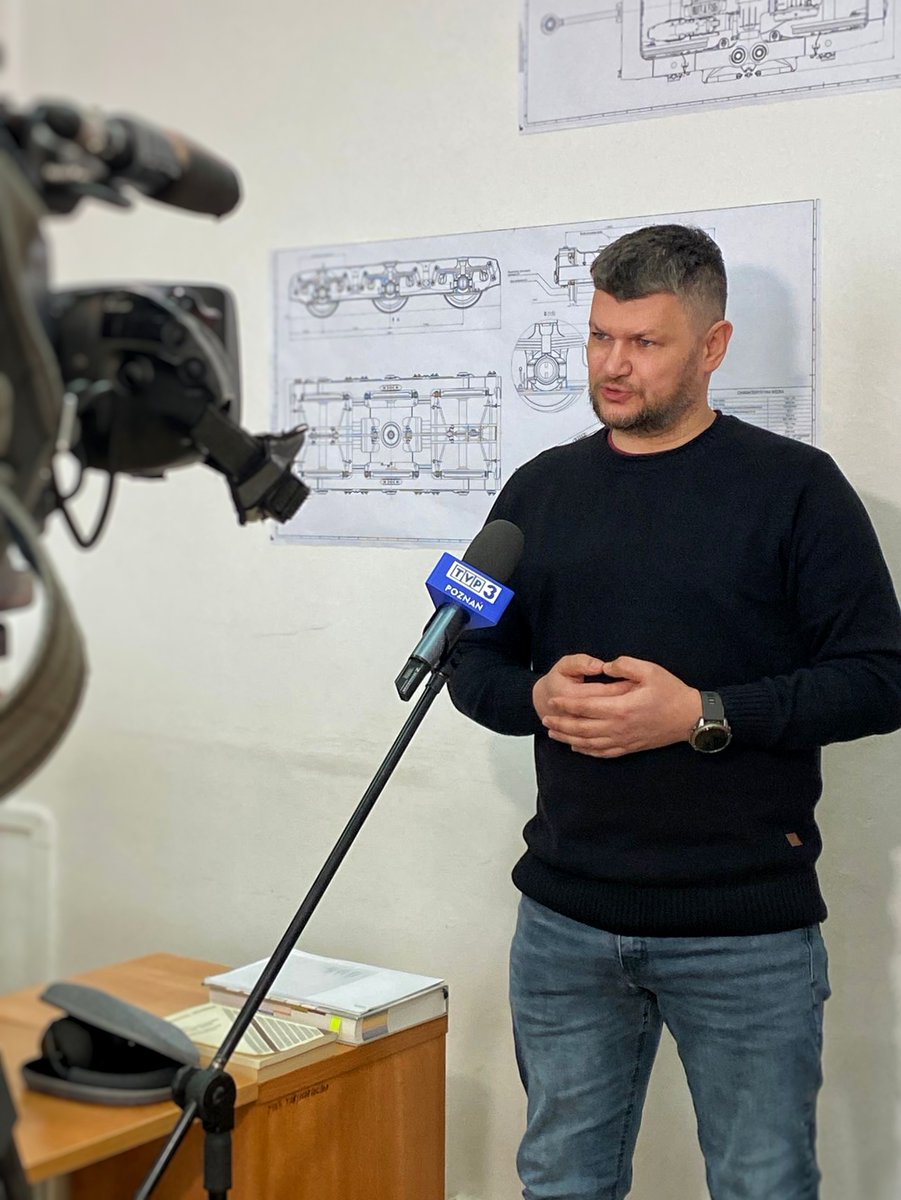 lukasiewiczpit's tweet photo. Tak jest! Nasz trzyosiowy wózek kolejowy wciąż przyciąga uwagę! 📷 Dziś odwiedziła nas ekipa @TVP3_Poznan oraz @RadioPoznanSA, by poznać szczegóły tego projektu.
Premiery tych materiałów już wkrótce. https://t.co/Ac36ZAkHB3