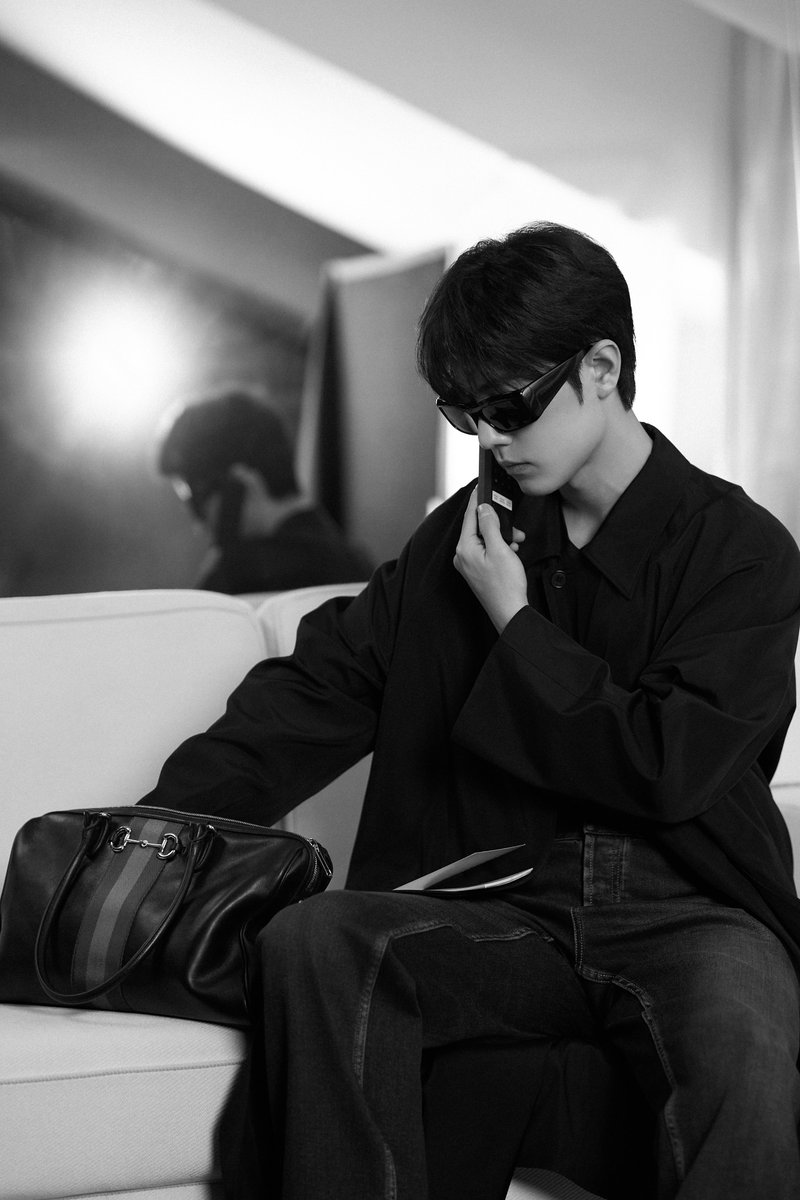 D_TheEveryDay's tweet photo. ทุกคนด่วนอีกแล้ว สตูมาลงพี่จ้านงาน Gucci แล้วค่า  มาแบบออลแบล็คผู้ทรงอิทธิพลทั่นหนึ่ง หล่อเท่ลึกลับน่าค้นหามาก ใส่แว่นดำมาอย่างเท่ ละหน้าม้าปรกคือแปลกตามาก บ้าจีงงง ไม่ซ้ำเลย

XIAO ZHAN GUCCI SPRING

#XiaoZhanxGucciTrend26 #MFW26KingXiaoZhan https://t.co/gwG88x09n7