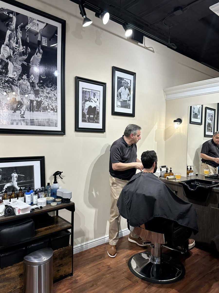 lbisun's tweet photo. The Fine Men’s Salon Of Westchester, Mamaroneck, NY has John Starks (The infamous Dunk) on their wall for the past 10 years! The owner is a huge Starks fan!! This pic could be one of the largest around!John come check it out! 
@rosannascotto 
@FoxNews 
@MrJerryOC 
@StarksTheDunk https://t.co/vex9tfo68y