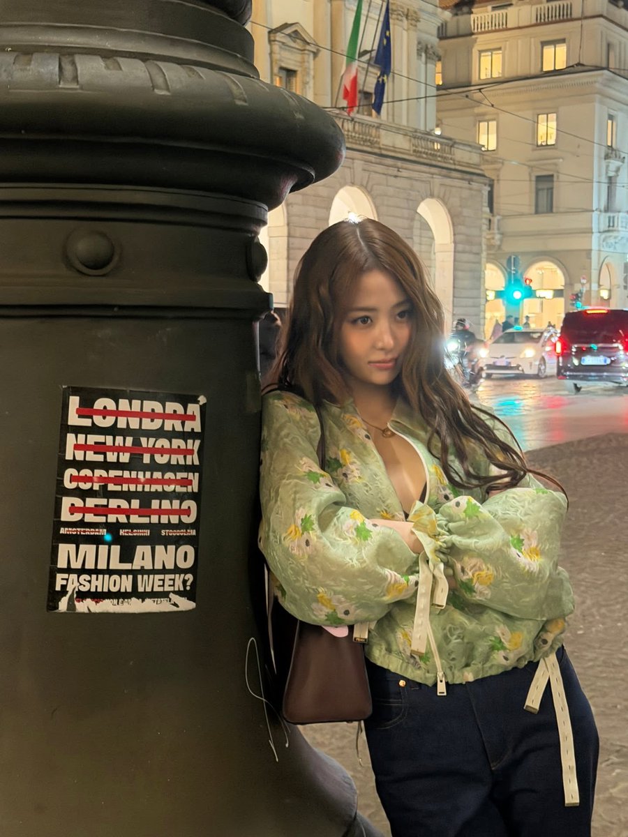 YUNJIN’S OUTFIT OMG

HUH YUNJIN at FENDI MFW
#YUNJINxFENDI
#YUNJINxFendiFW26
#HUHYUNJIN #FendiFW26 #FENDI