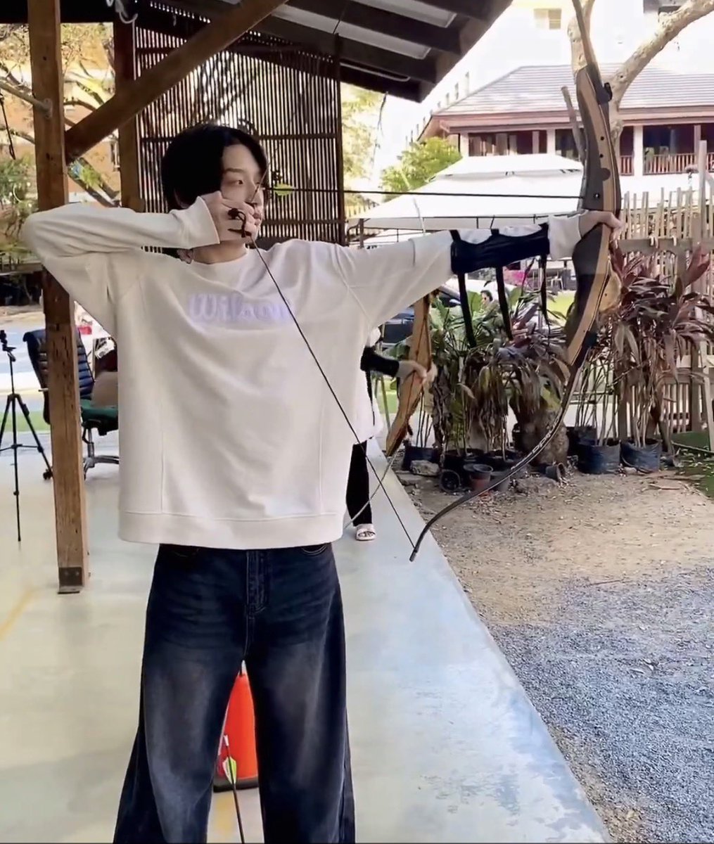 มีคนนึงง้างมาแต่ไกลเลยล่ะ  🏹