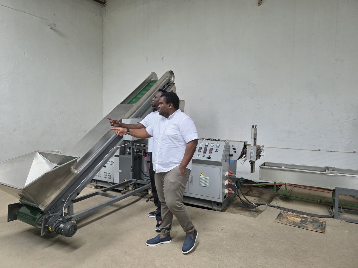 Ase_RDCongo's tweet photo. ASE à Bujumbura:formation en leadership environnemental avec Spring Communities visite d’une usine qui transforme le plastique en objets utiles.Une inspiration pour notre campagne:Moins de plastique, plus de vie transformer les déchets en opportunités durables. https://t.co/qq2elBEUEv