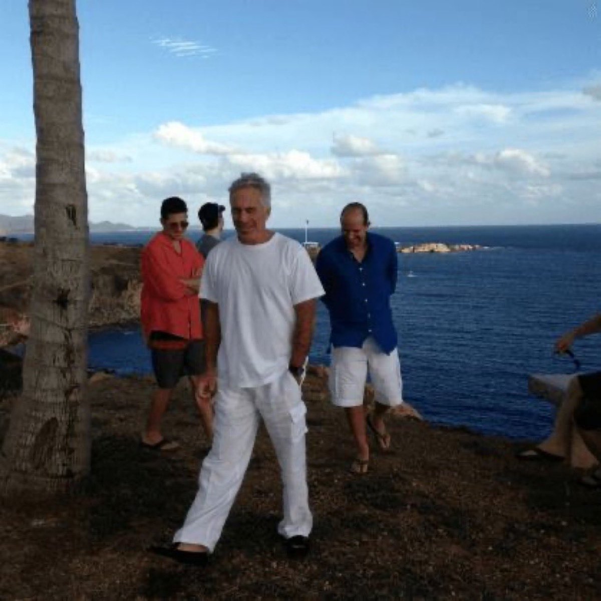 Pierre_Mons's tweet photo. @allenanalysis I encourage ppl to save this photo to repost often. And while we’re at it, make sure @howardlutnick sees it. Over and over again. Howard needs to be reminded of his friendship with Epstein. So does DOJ. @AGPamBondi @DAGToddBlanche https://t.co/75uUYLfU3A