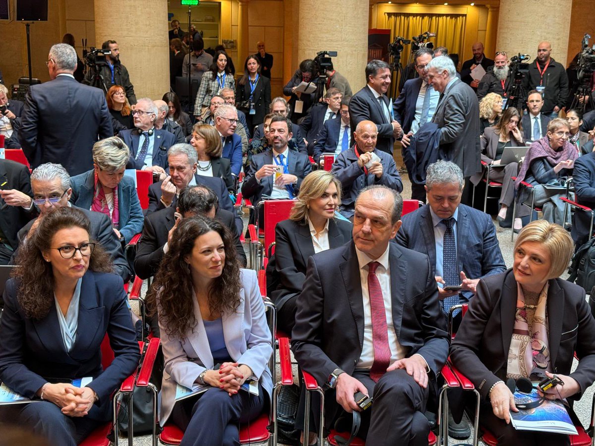 GermaniaItalia's tweet image. Dibattito su un tema importantissimo oggi alla @camcomroma organizzato dal @MinLavoro: "IA e mondo del lavoro: governare la trasformazione, moltiplicare le opportunità” per comprendere e riflettere sulle transizioni in atto. Presente anche il Segretario di Stato Michael Schäfer