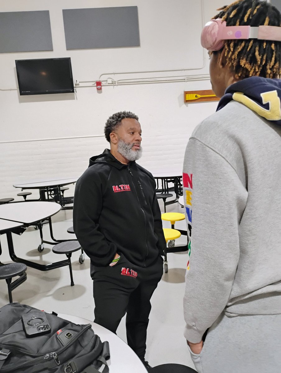 CoachZackJ74's tweet photo. A couple of quick shots from last night's recruiting night! We thank everyone for coming out and those who feed us, and donated their time! Mom's you guys were awesome!
@blts_network @Coach1Tyme @PTP_Sports @KYArmyGuard
#EarnYourStripes
#RecruitTheVUE
#BEATdayton
#TigerCountry https://t.co/XhXc7Rrzvp