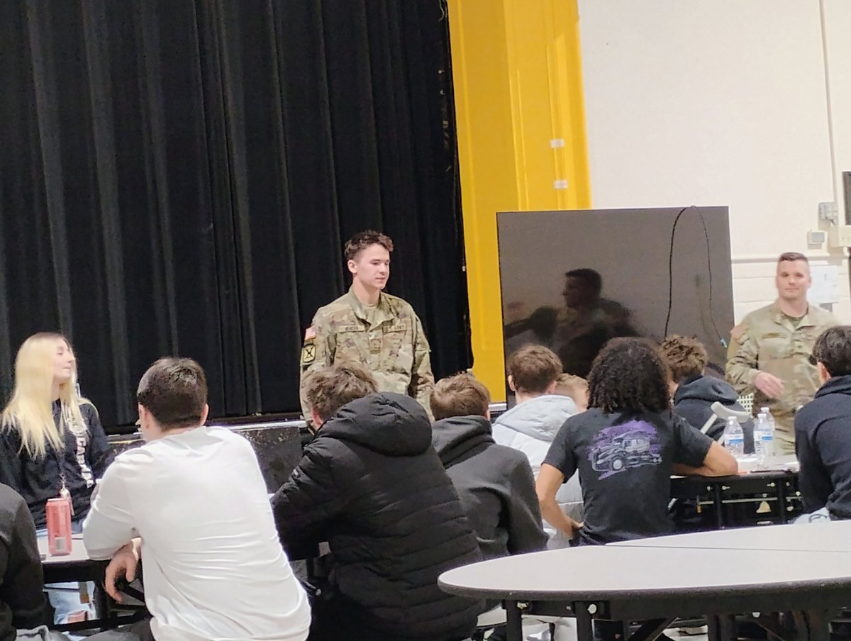CoachZackJ74's tweet photo. A couple of quick shots from last night's recruiting night! We thank everyone for coming out and those who feed us, and donated their time! Mom's you guys were awesome!
@blts_network @Coach1Tyme @PTP_Sports @KYArmyGuard
#EarnYourStripes
#RecruitTheVUE
#BEATdayton
#TigerCountry https://t.co/XhXc7Rrzvp