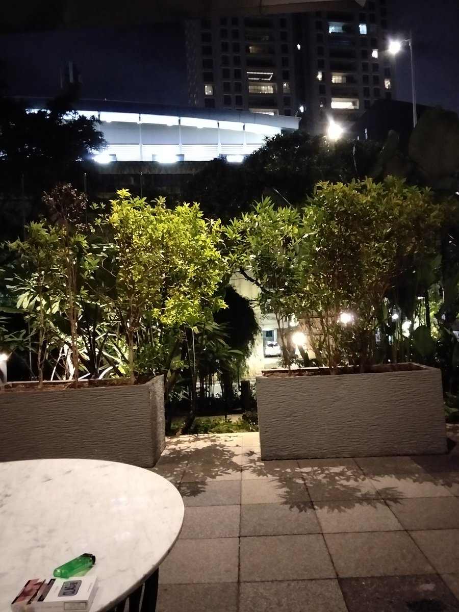 clotyhe's tweet photo. " aku di smoking place, samping lobby ya " 

Saat itulah degdegkan terasa, antara bingung senang dan ga tahan . 

Sabar devil, disanalah adrenaline mu meningkat https://t.co/PHR92VY3Ob