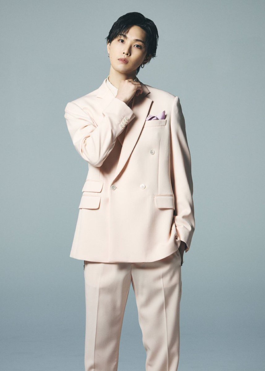 淡いピンクのダブルのスーツがめっちゃ似合ってる🙌🏻 追加のグッズ