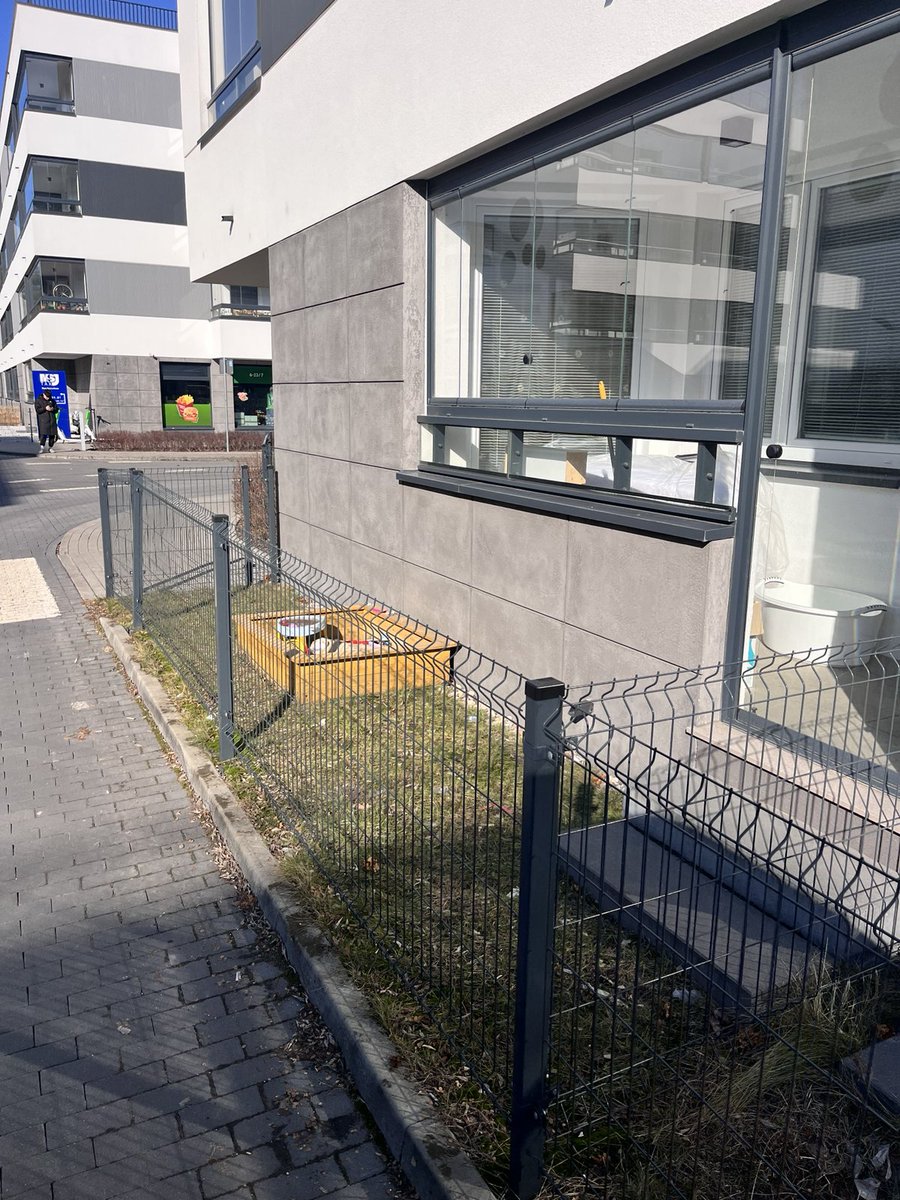 "Mieszkanie z ogrodem" nabiera nowego znaczenia w Warszawie 😉

Ceny skromne - tylko pół miliona za taki luksus