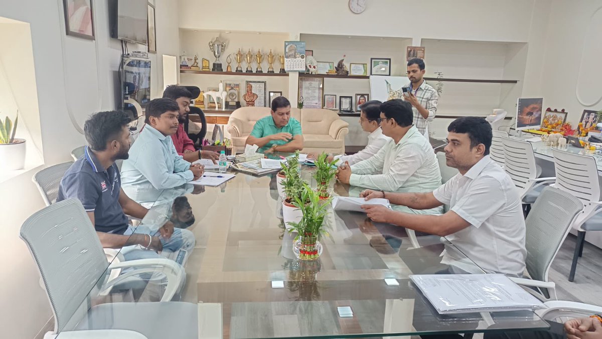 आज Brihanmumbai Municipal Corporation च्या जी-साऊथ वॉर्ड कार्यालयामध्ये वरळीतील विविध प्रलंबित प्रश्न व तक्रारी घेऊन भेट दिली.

पाणीपुरवठा, रस्ते दुरुस्ती, गटार व्यवस्था, स्वच्छता तसेच इतर नागरी सुविधांबाबत सविस्तर चर्चा करण्यात आली. संबंधित अधिकाऱ्यांशी पाठपुरावा करून अनेक