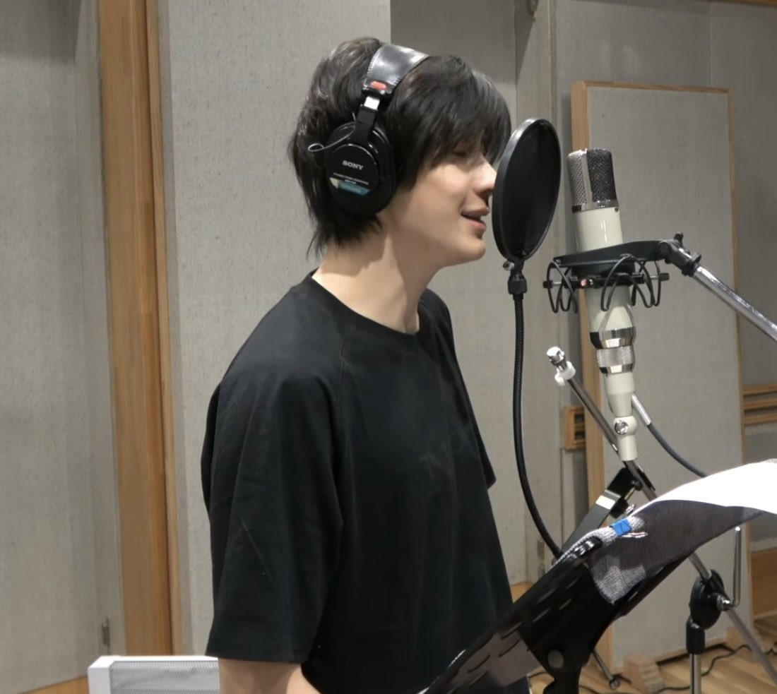 โคตรรักแอนตันในเสื้อยืดดำ