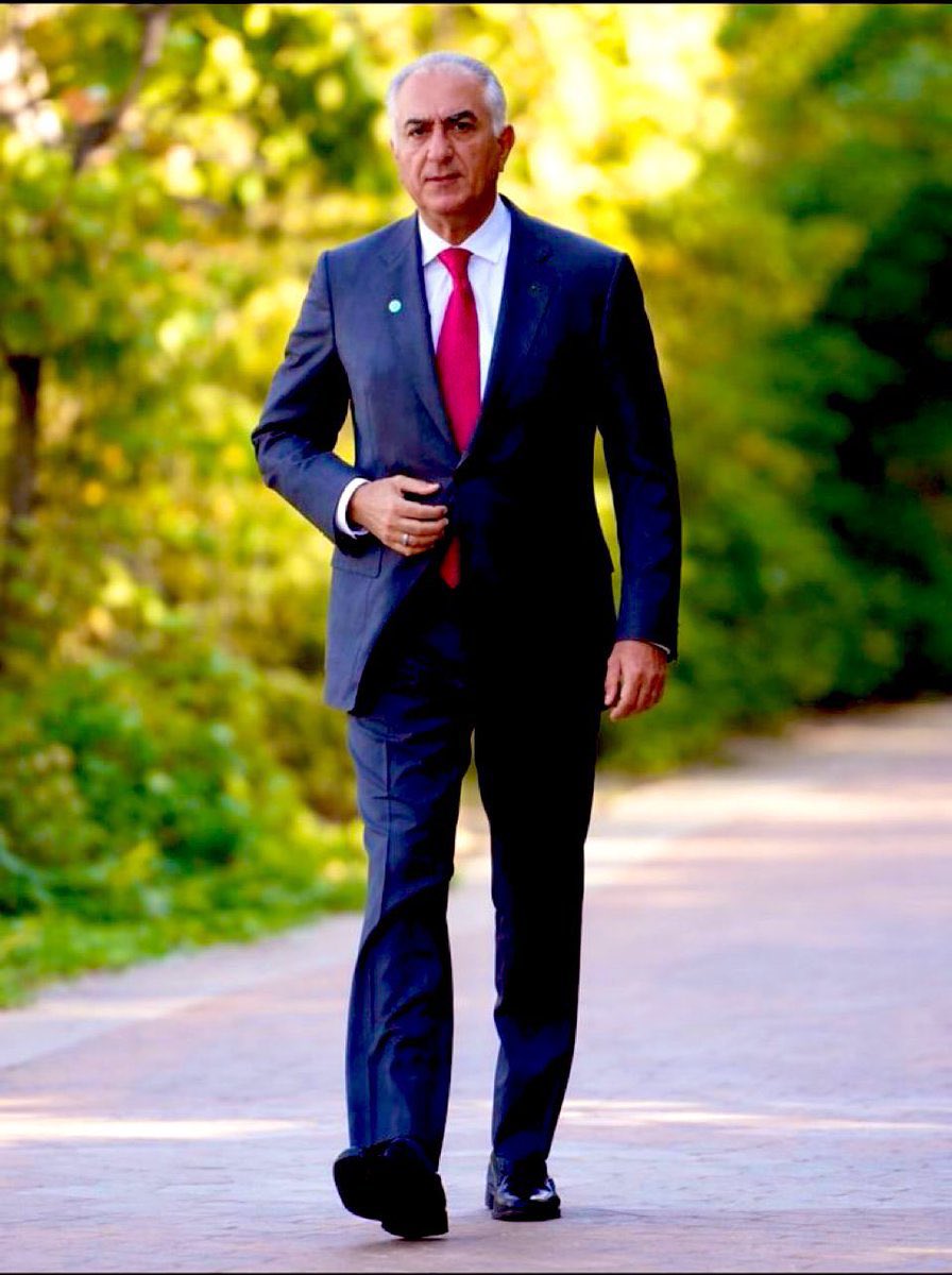 شاه میادبه کشورش کل ایران پشت سرش.
#جاویدشاه
#KingRezaPahlavi