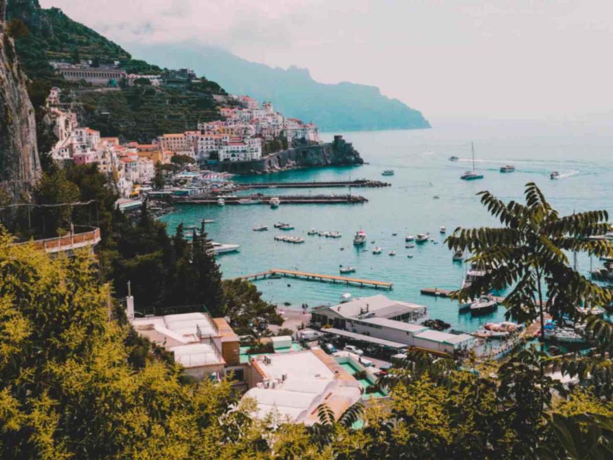 2/7🇮🇹  Amalfi Coast, Italy

In September, it’s a dream!

🔹The sea retains its heat, perfect for boat tours to the Blue Grotto. 
🔹 Secure cliffside suites that were sold out months ago.