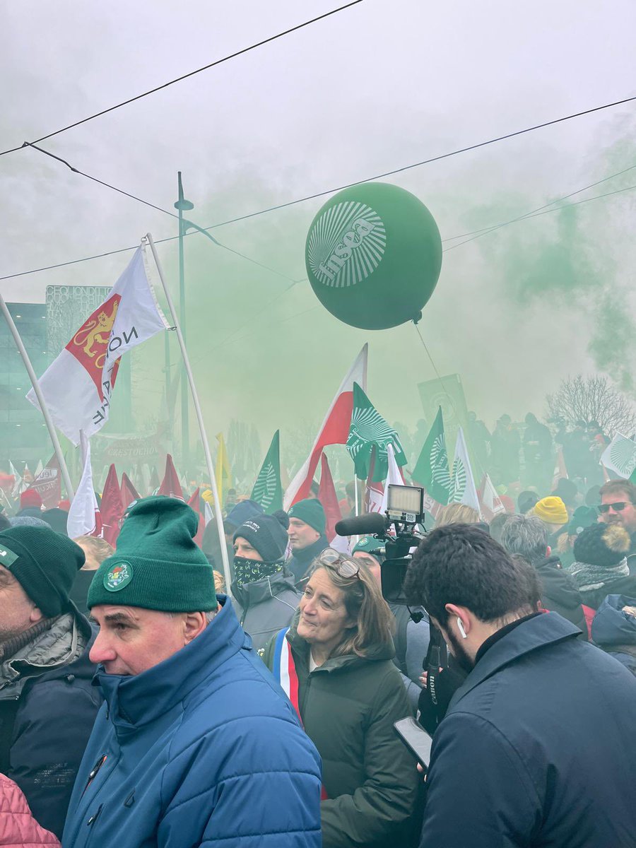 sophieprimas's tweet photo. Je condamne avec force  la décision de Mme Van der Layen de faire appliquer le #Mercosur de façon provisoire,  faisant fi du vote récent et des mobilisations des agriculteurs européens. 
Mme Présidente : vous construisez la défiance envers l Europe. @lesRep_Senat https://t.co/4xQvp3SemE