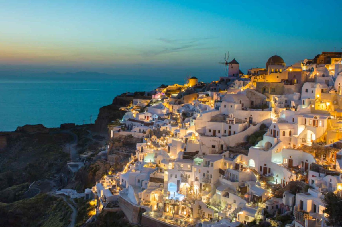 3/7🇬🇷 Santorini, Greece

The ultimate September honeymoon spot. 
🔹 View the famous Oia sunset without fighting through tourist crowds.
 🔹 Take advantage of shoulder season rates at world-class infinity pool villas.